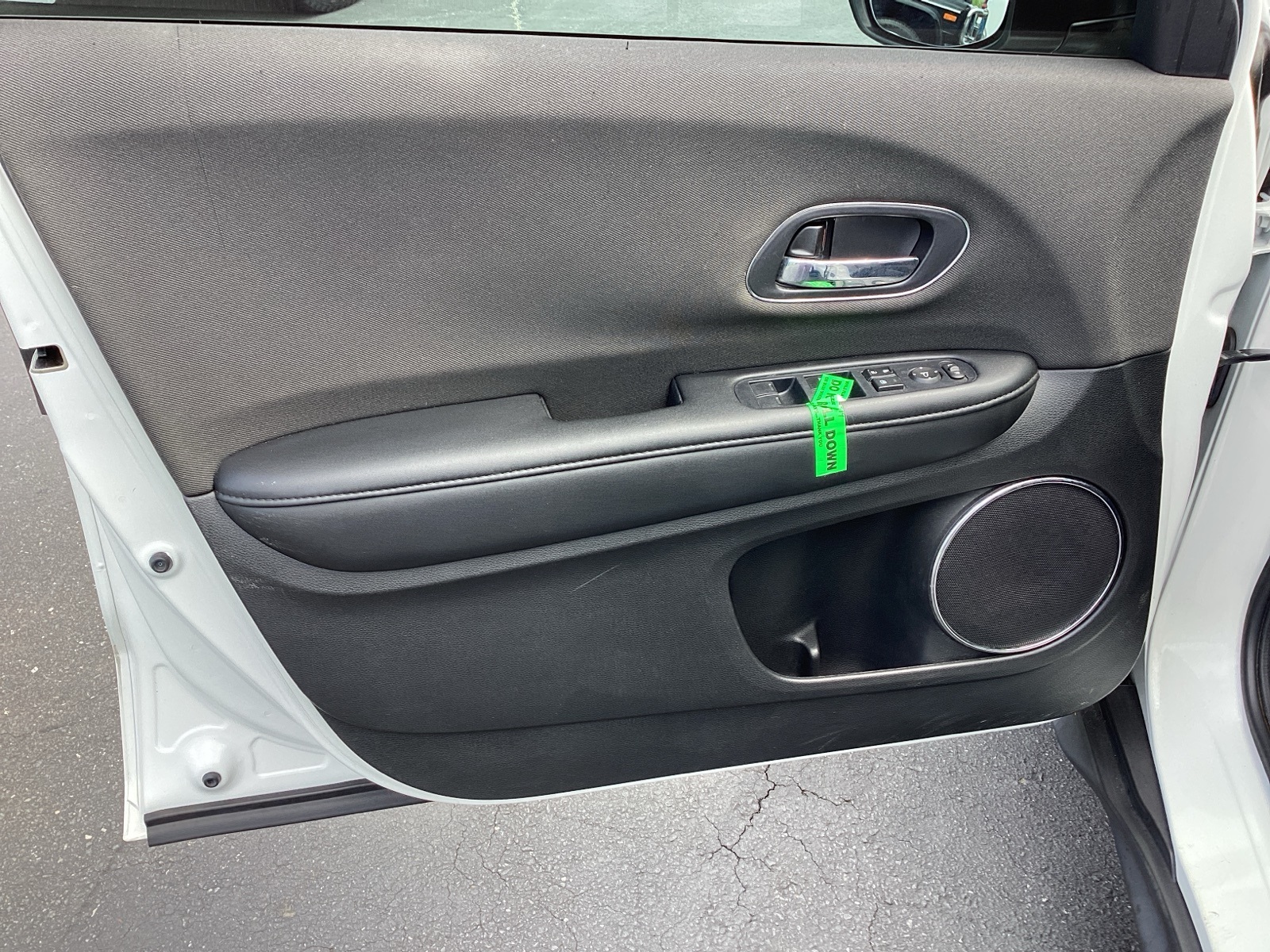 Vehicle image 28 of 32