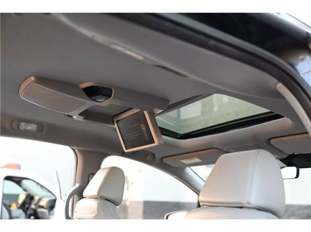 Vehicle image 17 of 44