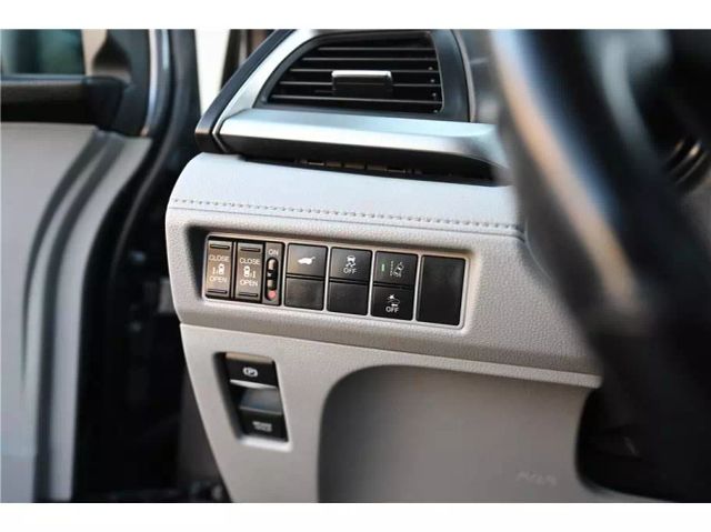 Vehicle image 33 of 44