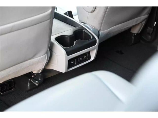 Vehicle image 27 of 44