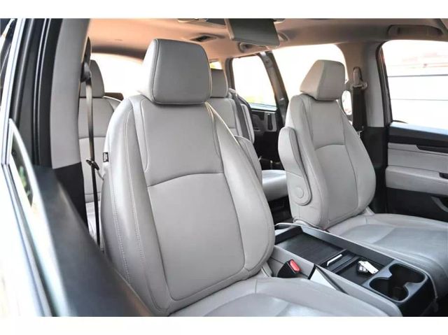 Vehicle image 13 of 44