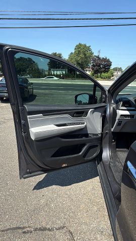 Vehicle image 13 of 19