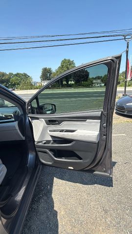 Vehicle image 14 of 19