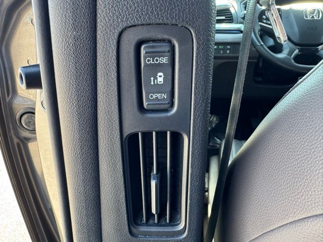 Vehicle image 40 of 52