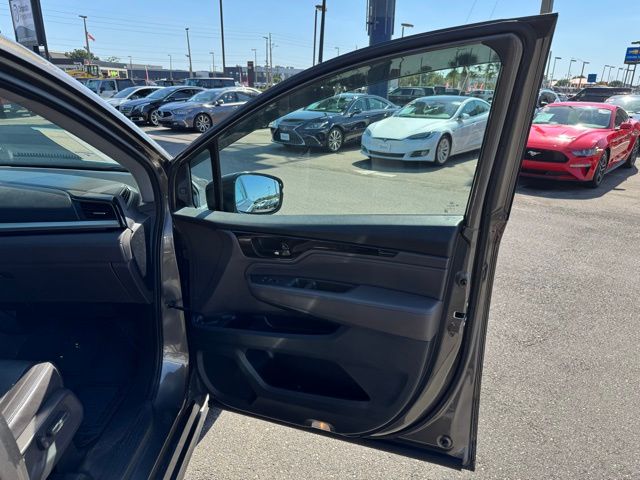 Vehicle image 47 of 52