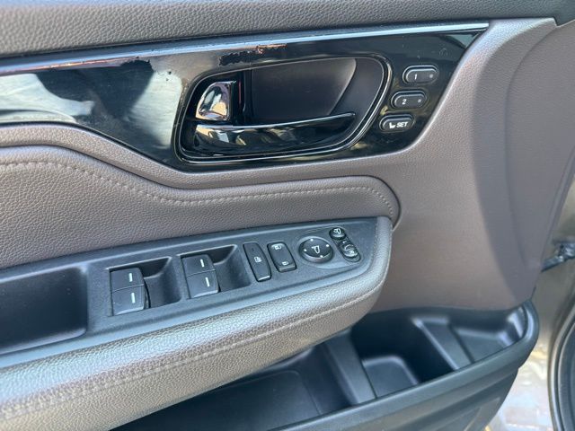 Vehicle image 25 of 52