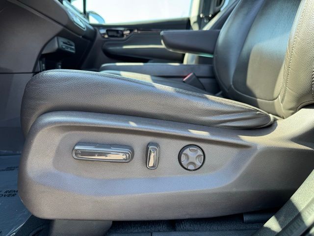 Vehicle image 26 of 52