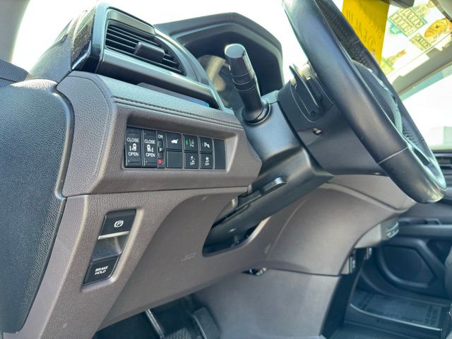 Vehicle image 27 of 52