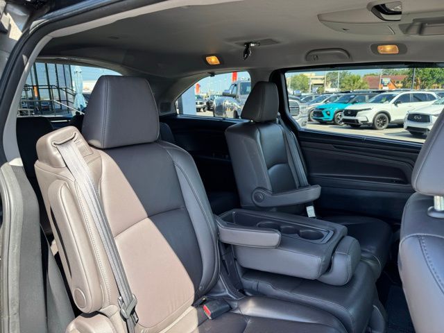 Vehicle image 46 of 52