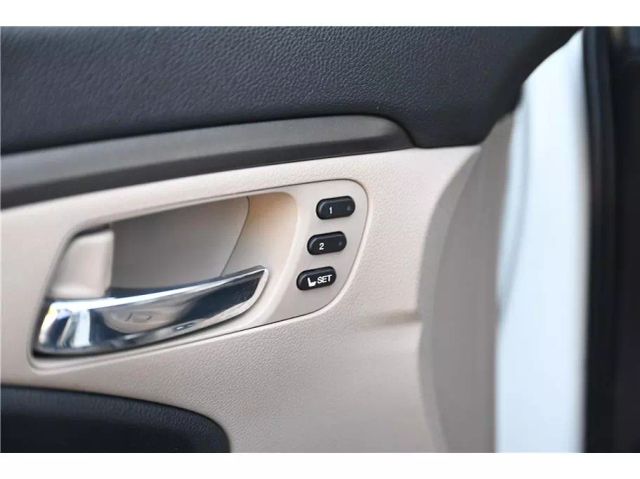 Vehicle image 23 of 32