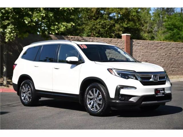 Vehicle image 3 of 32