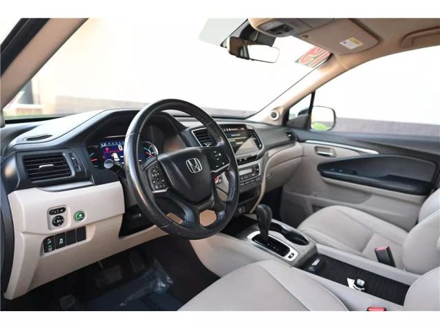 Vehicle image 19 of 32