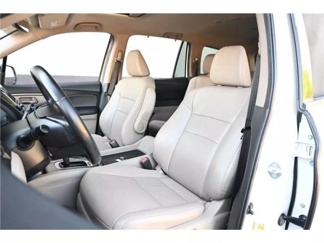 Vehicle image 21 of 32