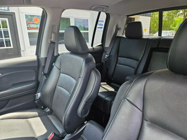 Vehicle image 33 of 77