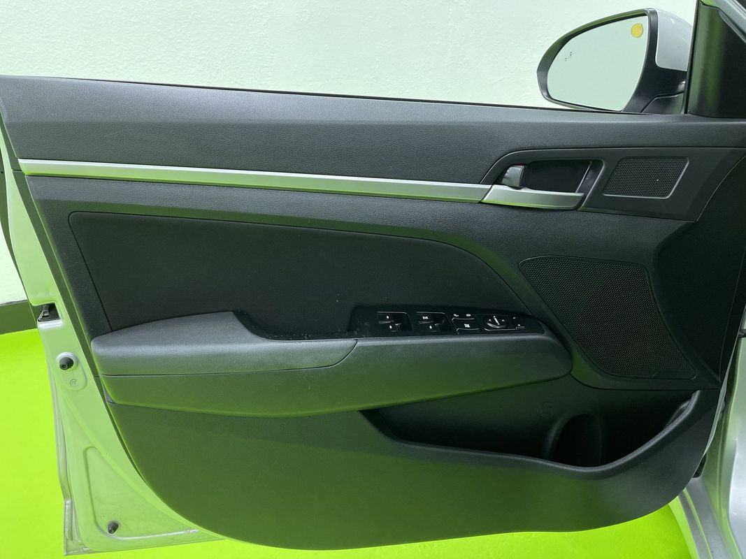 Vehicle image 15 of 28
