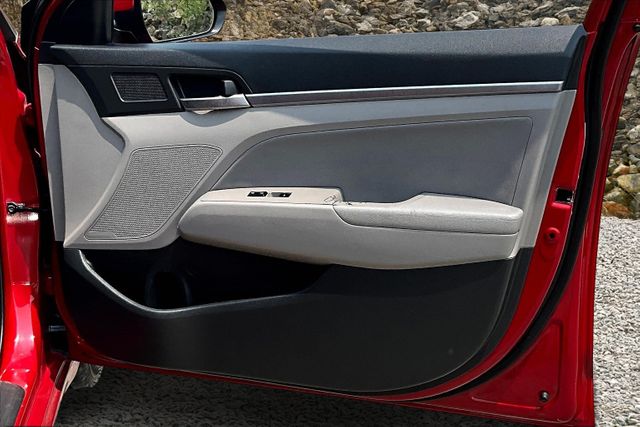 Vehicle image 25 of 32