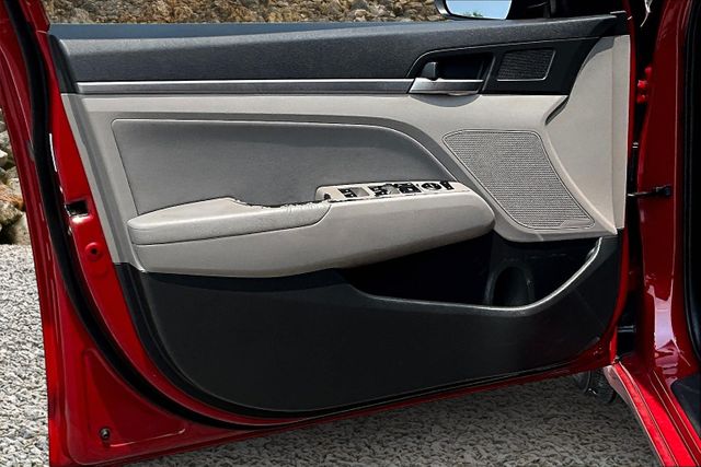 Vehicle image 24 of 32