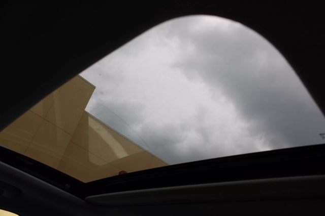 Vehicle image 21 of 42