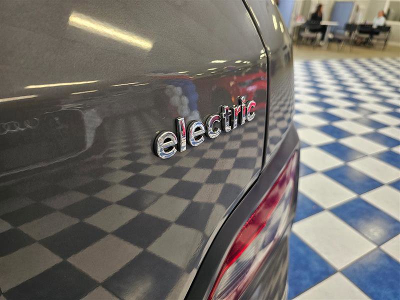 Vehicle image 23 of 26