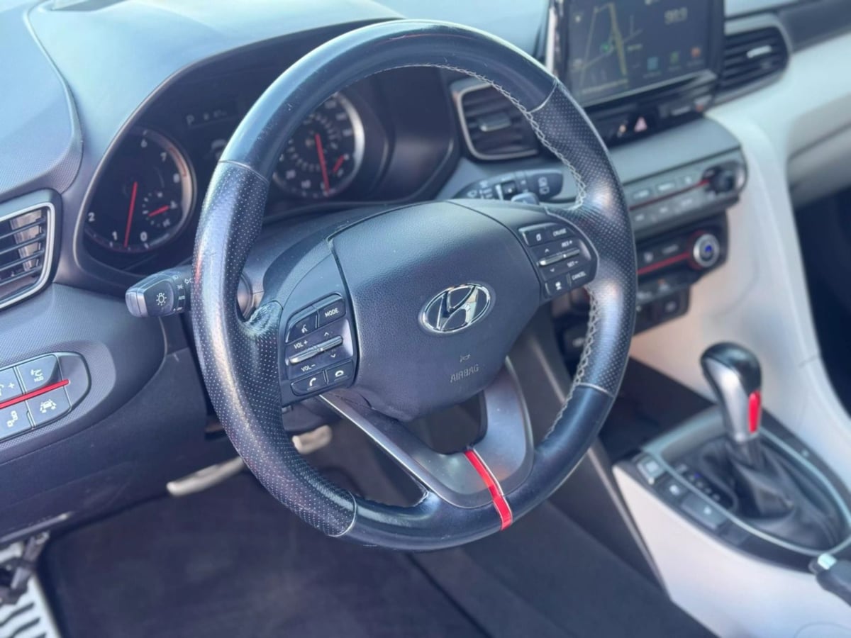 Vehicle image 21 of 35