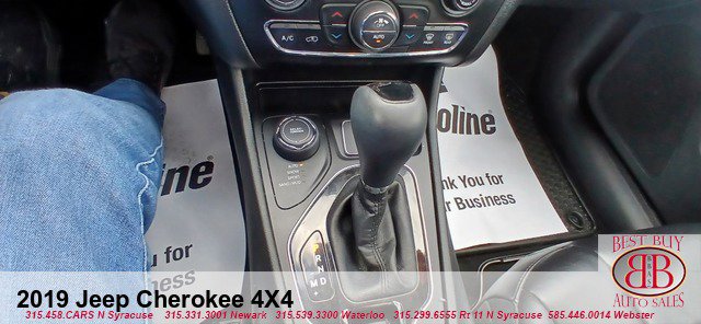 Vehicle image 17 of 25