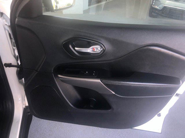 Vehicle image 27 of 32