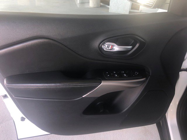 Vehicle image 25 of 32