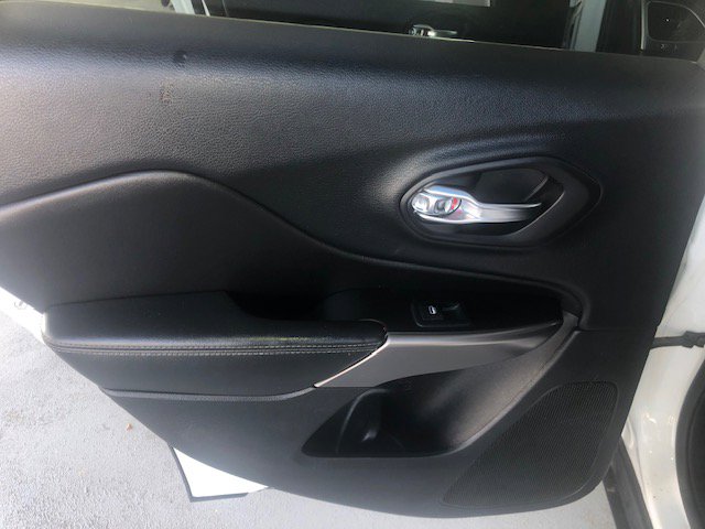 Vehicle image 26 of 32