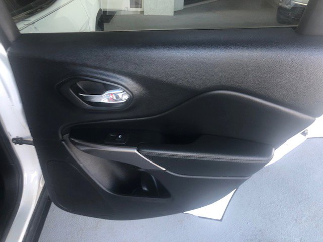 Vehicle image 28 of 32