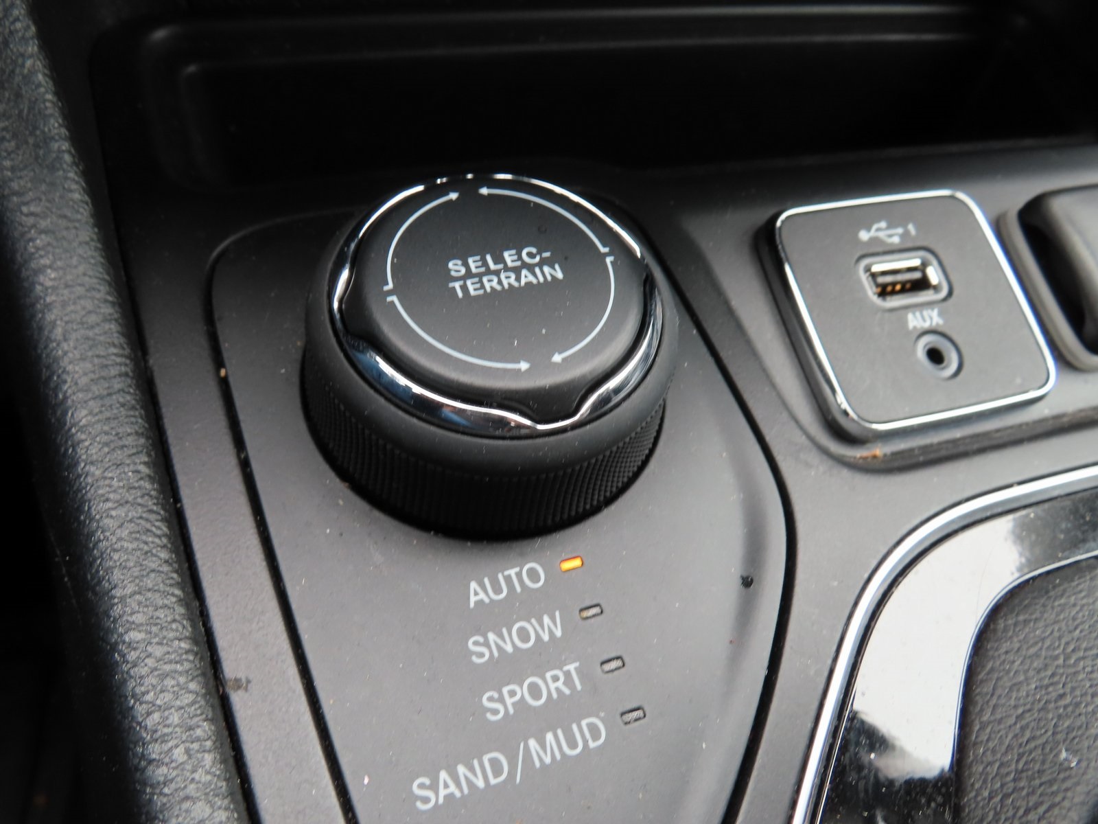Vehicle image 27 of 36