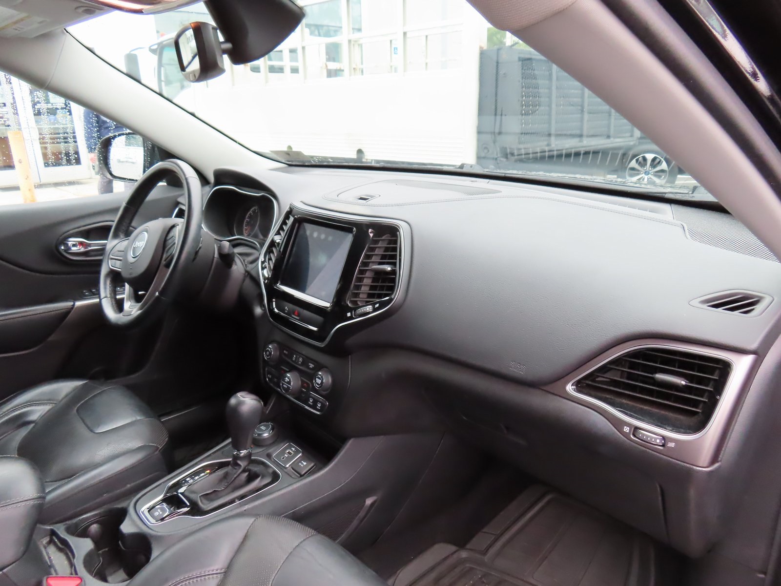 Vehicle image 17 of 36