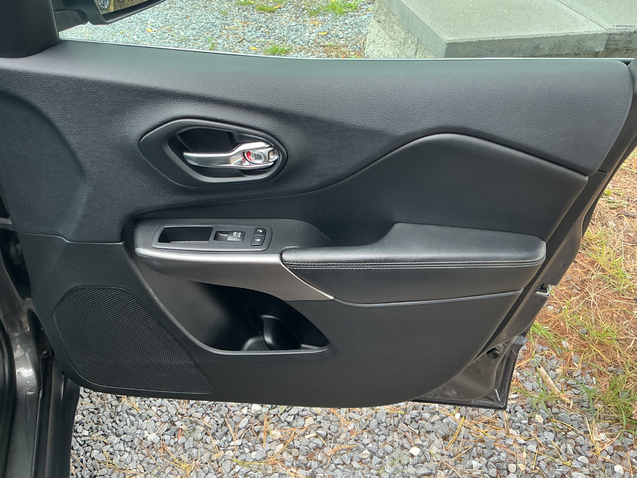 2019 Jeep Cherokee Limited Image 19 of 28