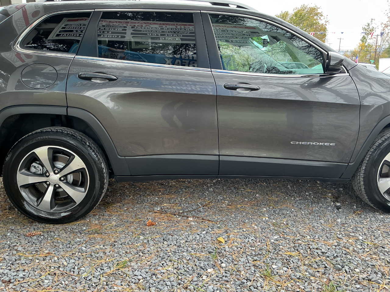 2019 Jeep Cherokee Limited Image 3 of 28