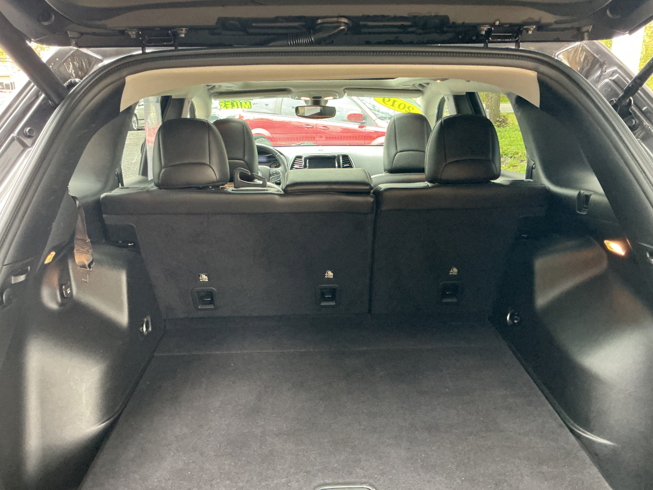 2019 Jeep Cherokee Limited Image 9 of 28