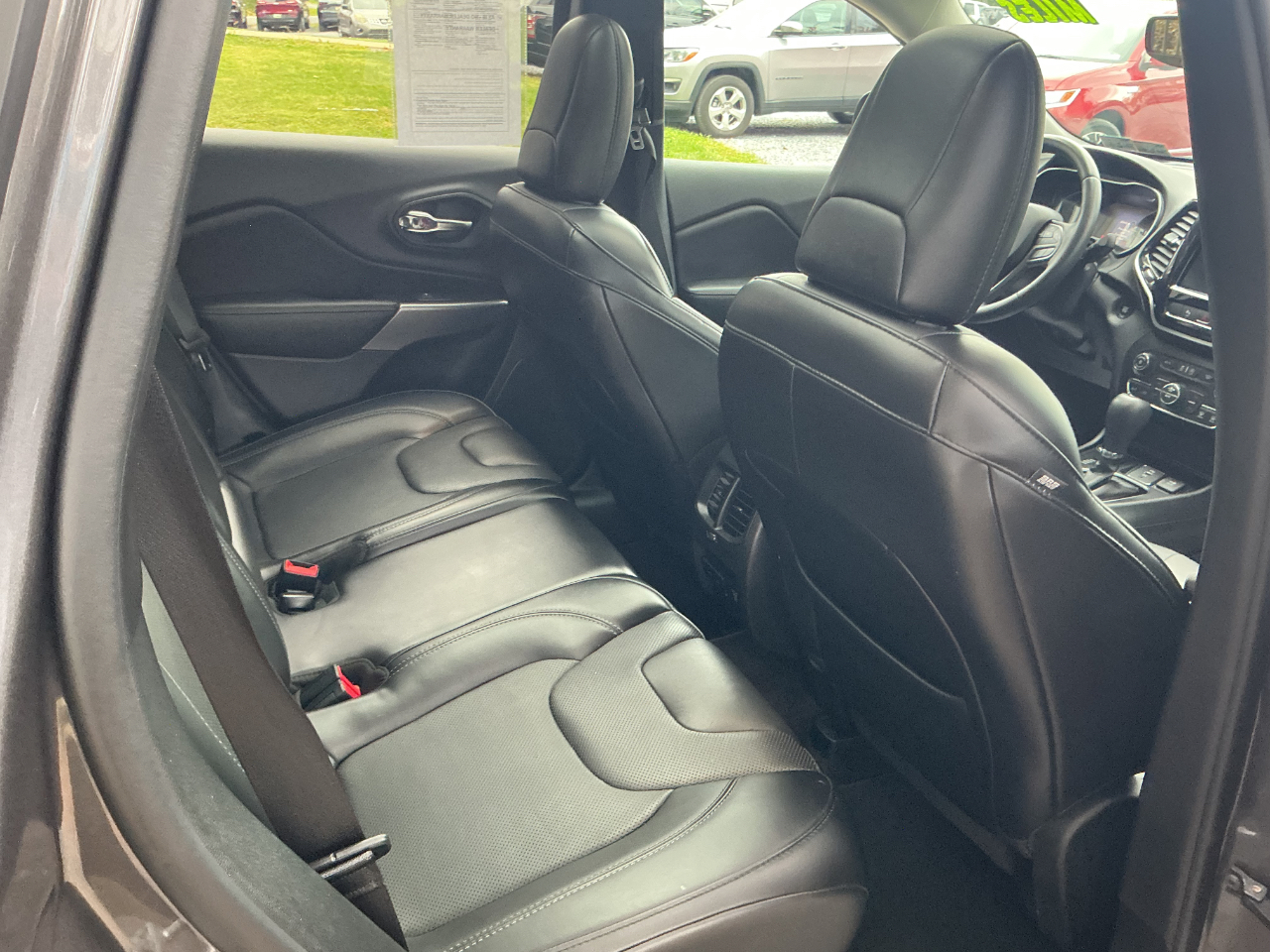 2019 Jeep Cherokee Limited Image 11 of 28