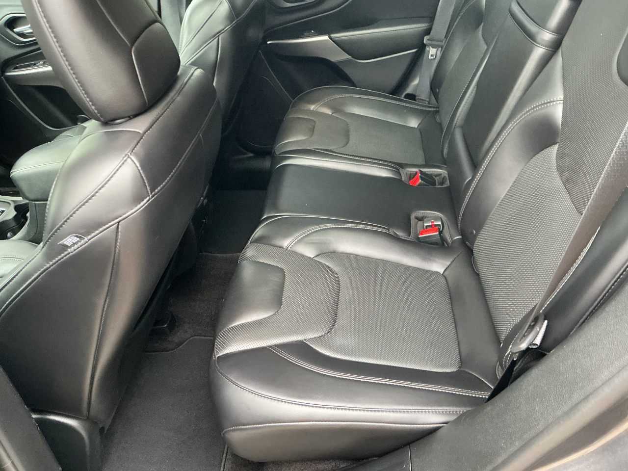 2019 Jeep Cherokee Limited Image 12 of 28