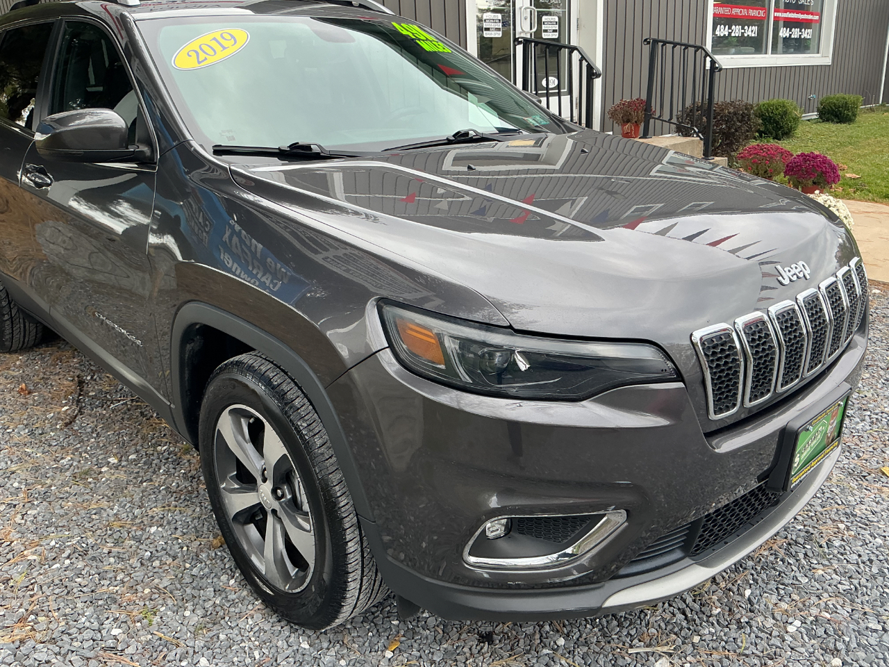 2019 Jeep Cherokee Limited Image 2 of 28