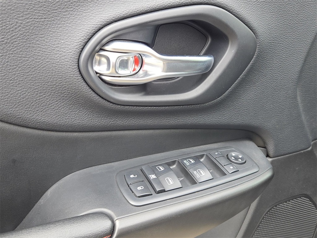Vehicle image 35 of 39