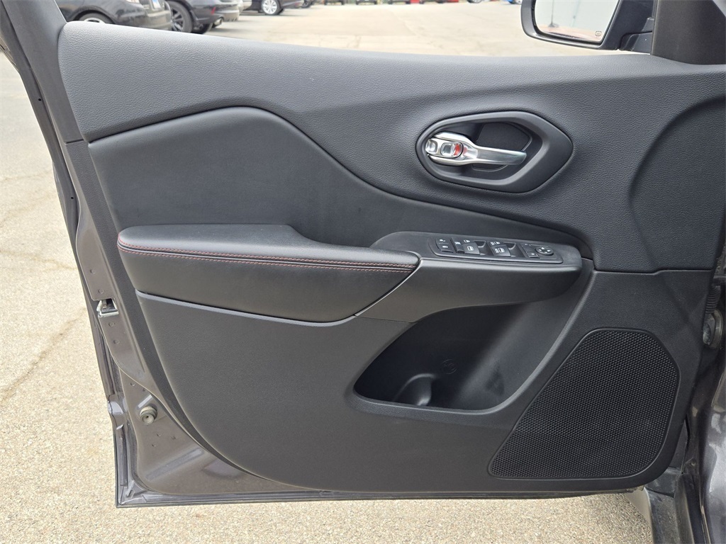 Vehicle image 31 of 39