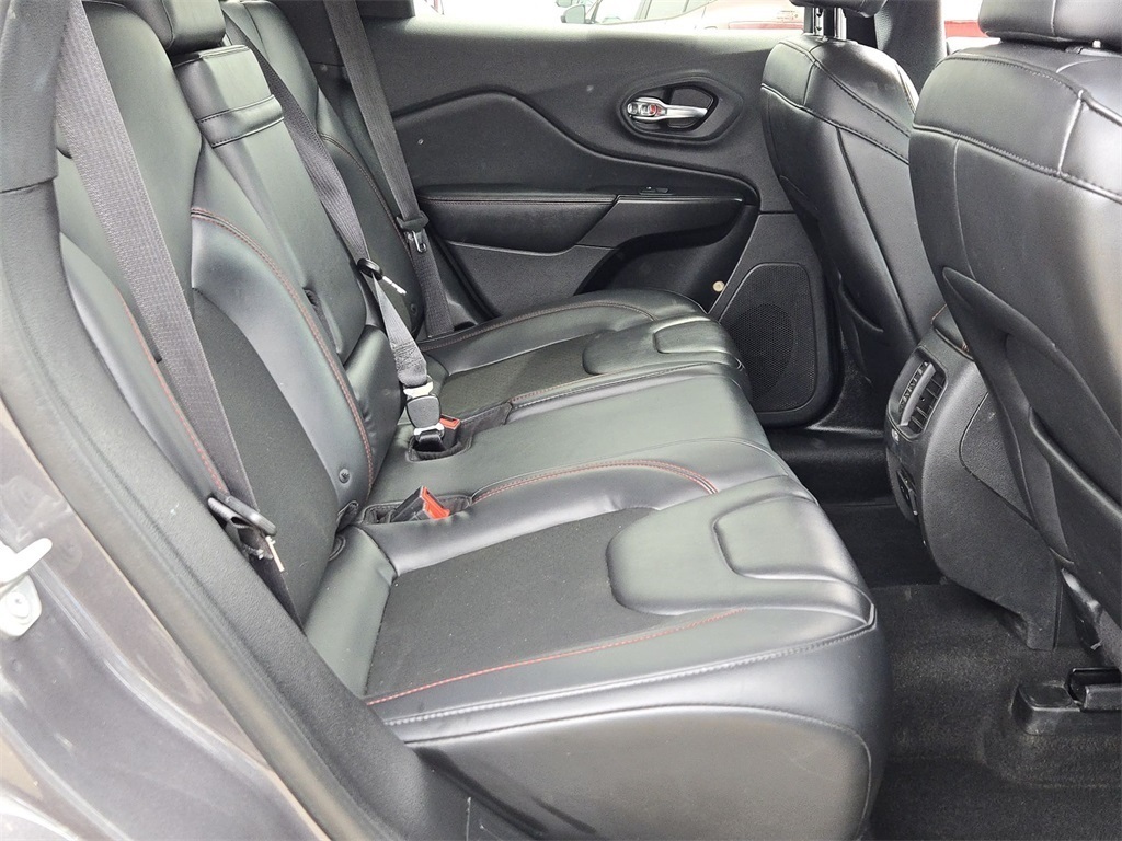 Vehicle image 17 of 39