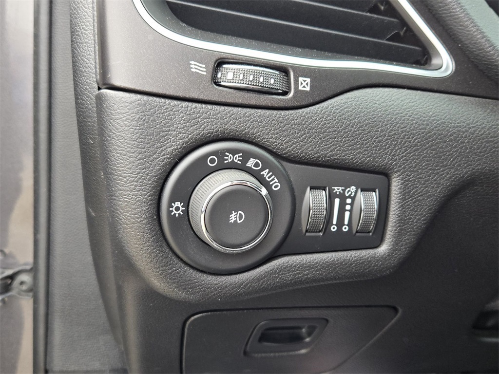 Vehicle image 32 of 39