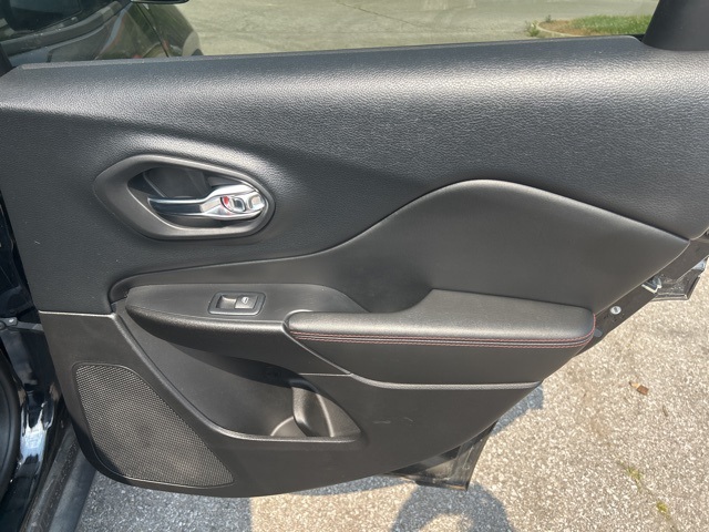 Vehicle image 16 of 33
