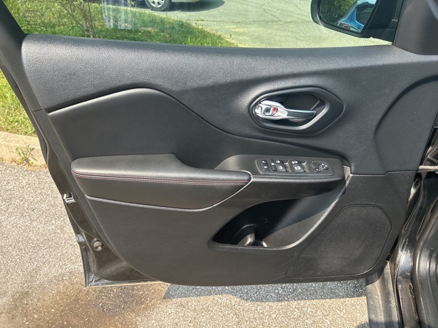 Vehicle image 10 of 33