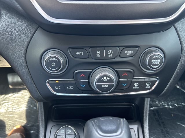 Vehicle image 25 of 33