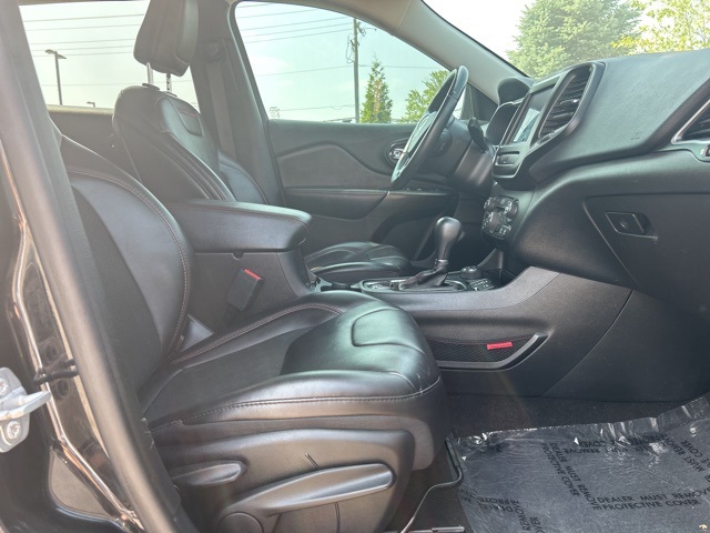 Vehicle image 18 of 33