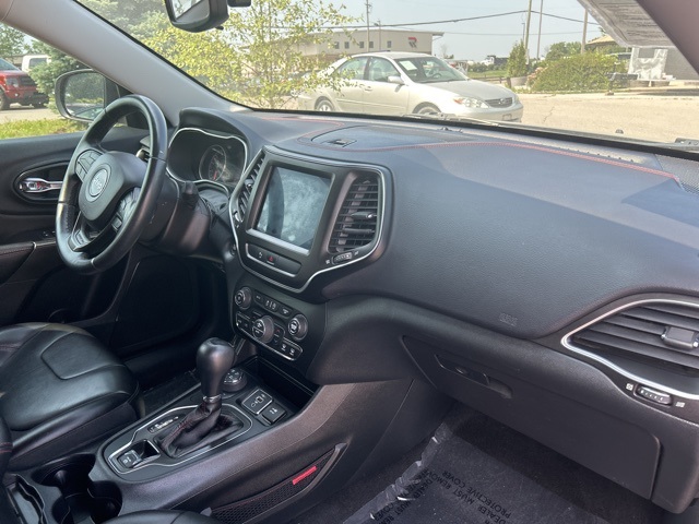 Vehicle image 17 of 33