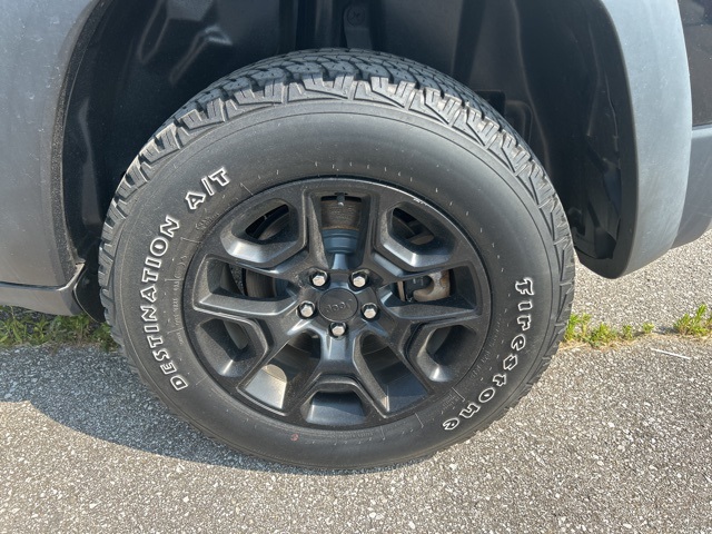 Vehicle image 31 of 33