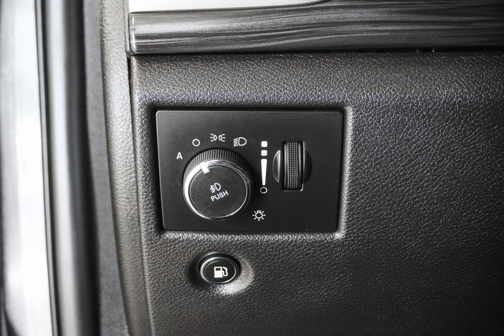 Vehicle image 27 of 30