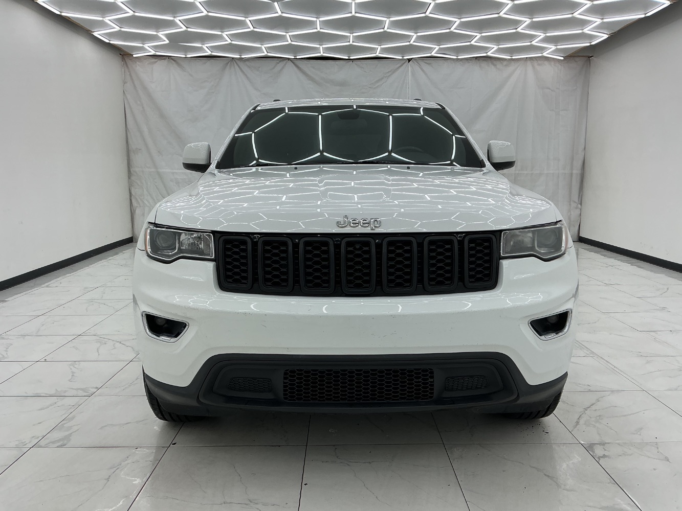 2019 Jeep Grand Cherokee Laredo E Image 2 of 49