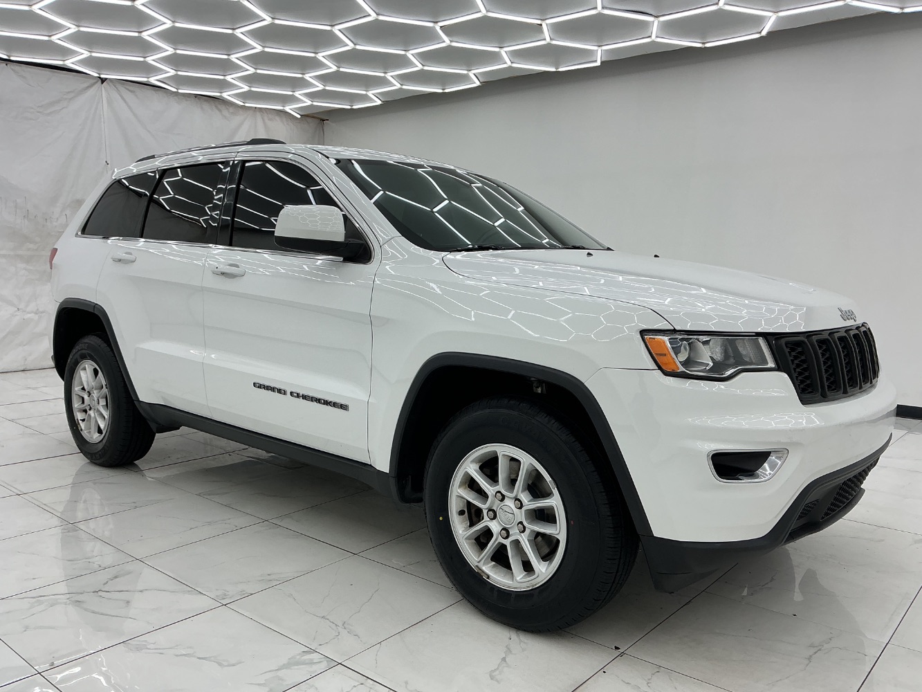 2019 Jeep Grand Cherokee Laredo E Image 3 of 49